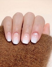 Manucure-Baby-Boomer-sur-ongles-carre-s